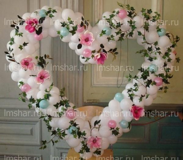 Сердце из с искусственными цветами Сердце из с искусственными цветами